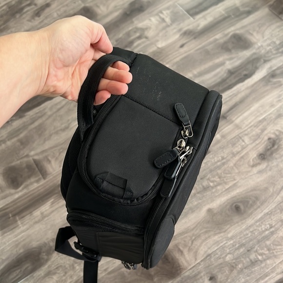 COPY - LOWEPRO black sling camera bag - EUC - Picture 13 of 16